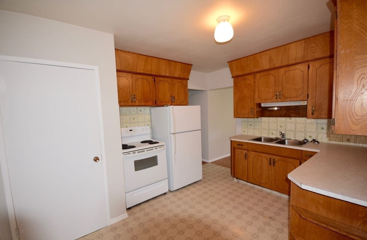 kitchen renovation in Edmonton income property before picture